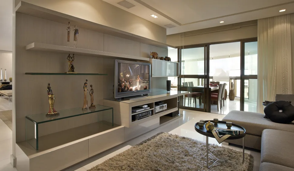 Sala com rack e estante planejados