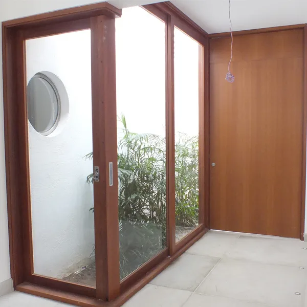 Closet planejado sob medida com prateleiras e cabideiros em Santos